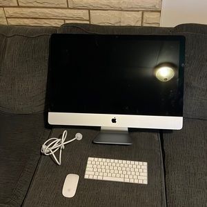 Apple desktop 2019 mouse keyboard and cable